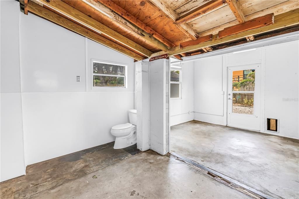 For Sale: $350,000 (3 beds, 1 baths, 1053 Square Feet)