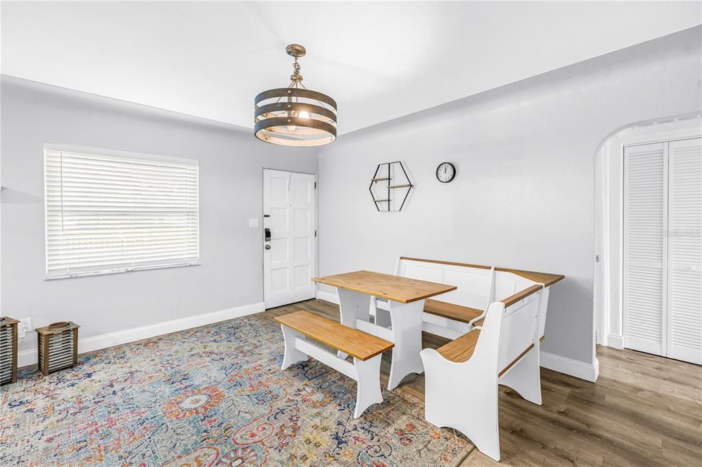 For Sale: $350,000 (3 beds, 1 baths, 1053 Square Feet)