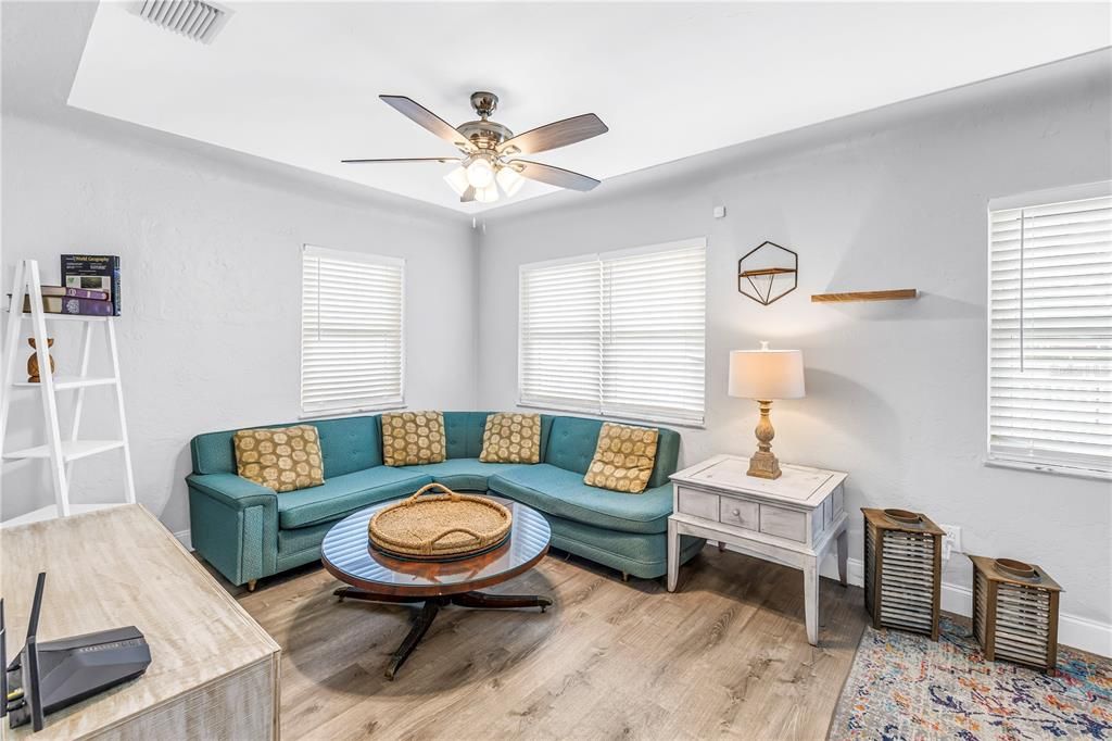For Sale: $350,000 (3 beds, 1 baths, 1053 Square Feet)
