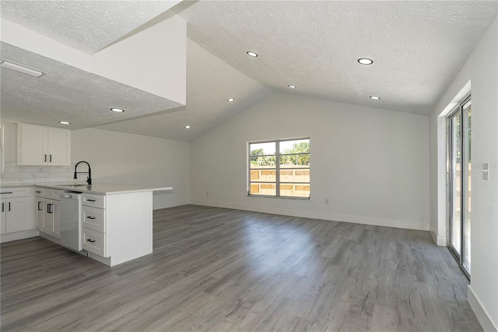 На продажу: $299,999 (3 спален, 3 ванн, 1606 Квадратных фут)