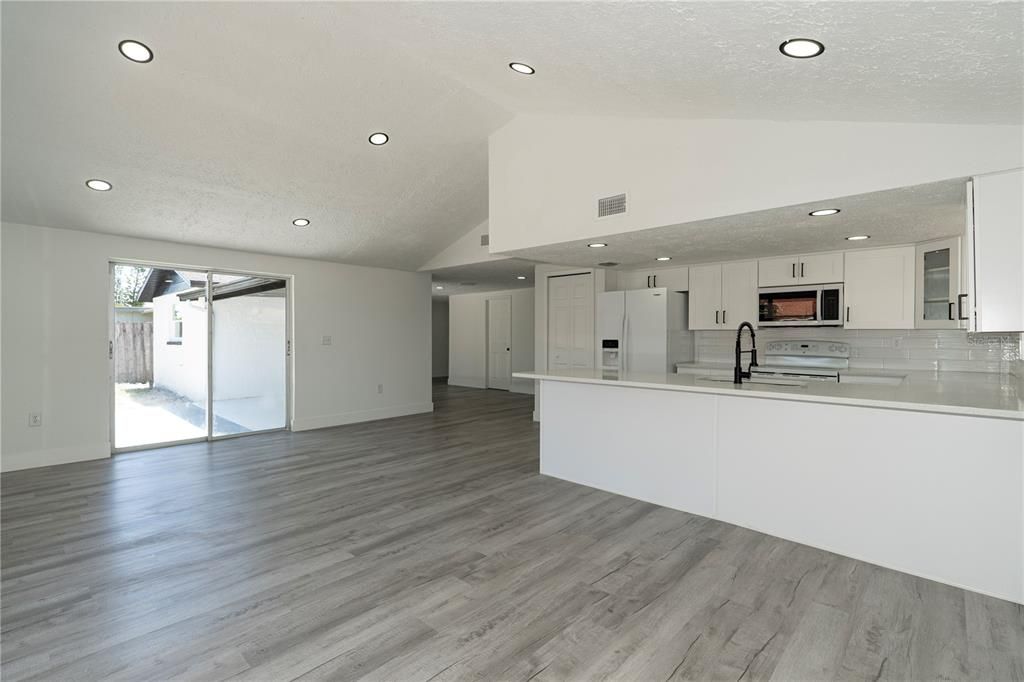 На продажу: $299,999 (3 спален, 3 ванн, 1606 Квадратных фут)