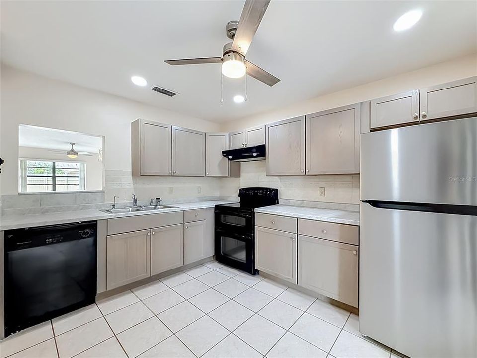 For Sale: $325,000 (2 beds, 2 baths, 1347 Square Feet)