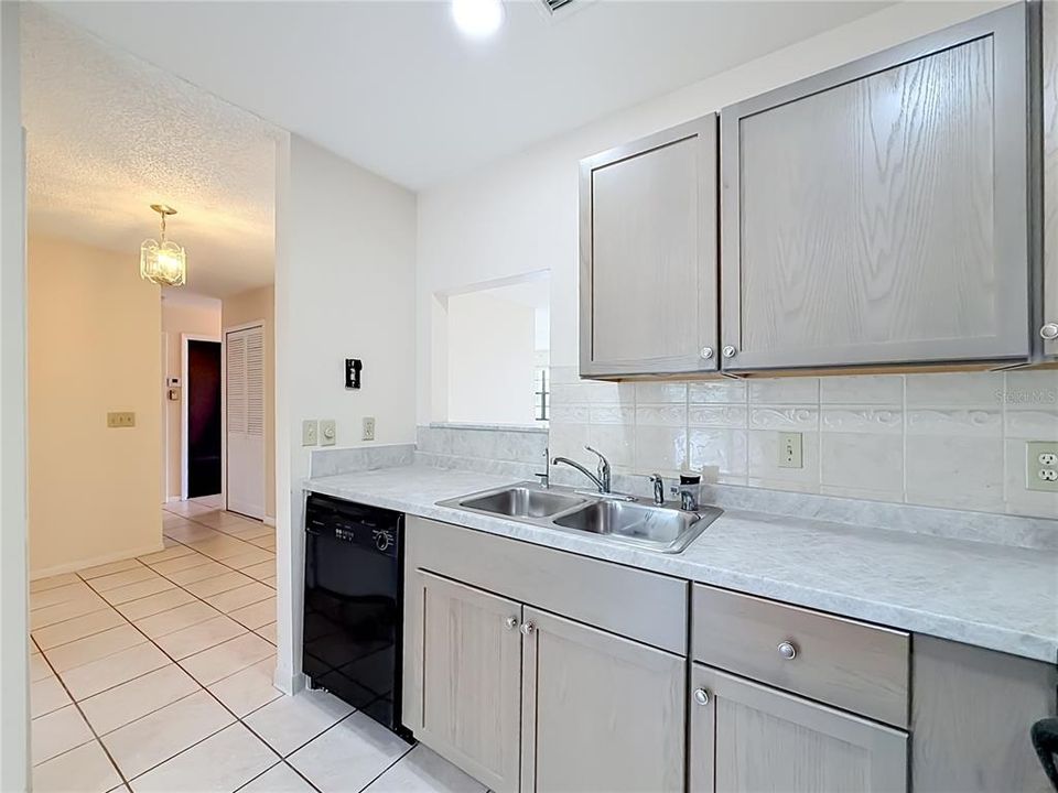 For Sale: $325,000 (2 beds, 2 baths, 1347 Square Feet)