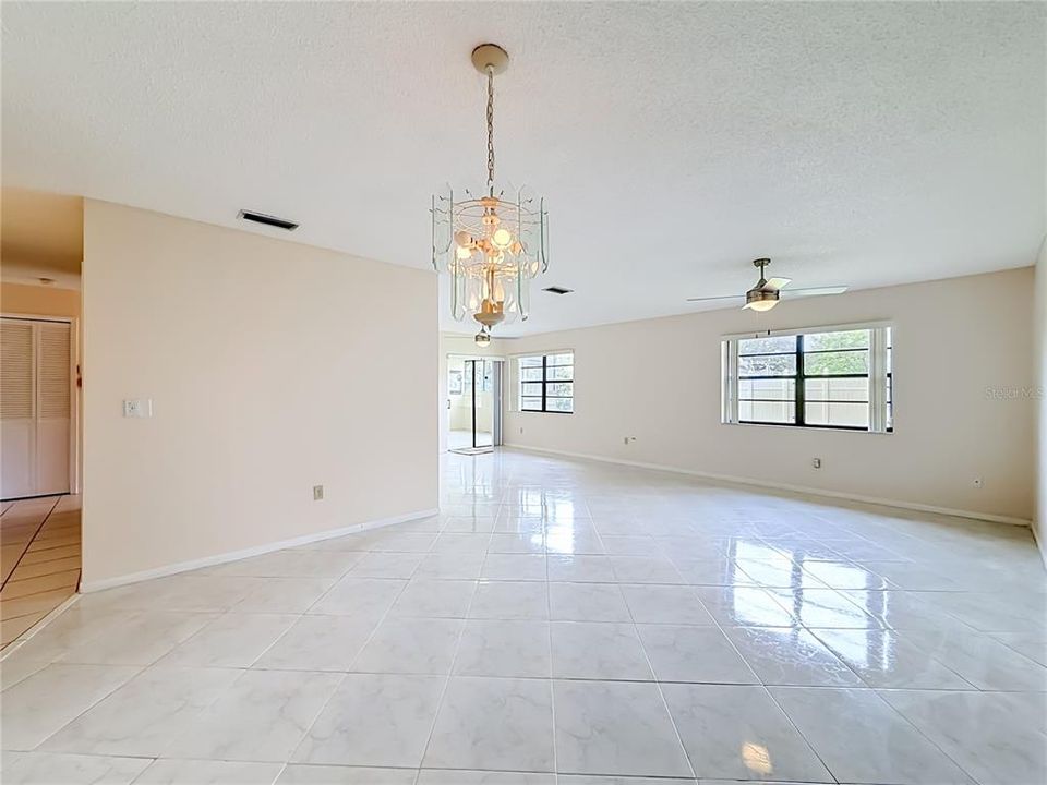 For Sale: $325,000 (2 beds, 2 baths, 1347 Square Feet)