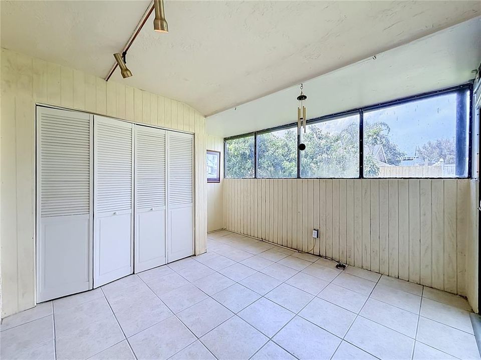 For Sale: $325,000 (2 beds, 2 baths, 1347 Square Feet)