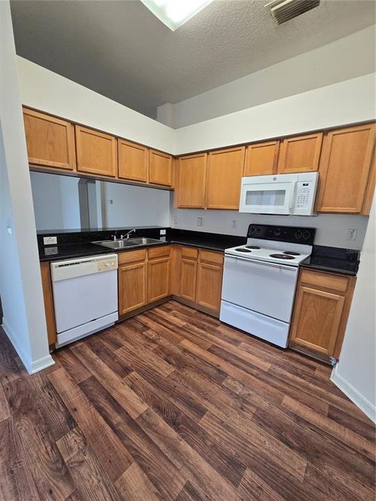 В аренду: $1,895 (3 спален, 2 ванн, 1355 Квадратных фут)