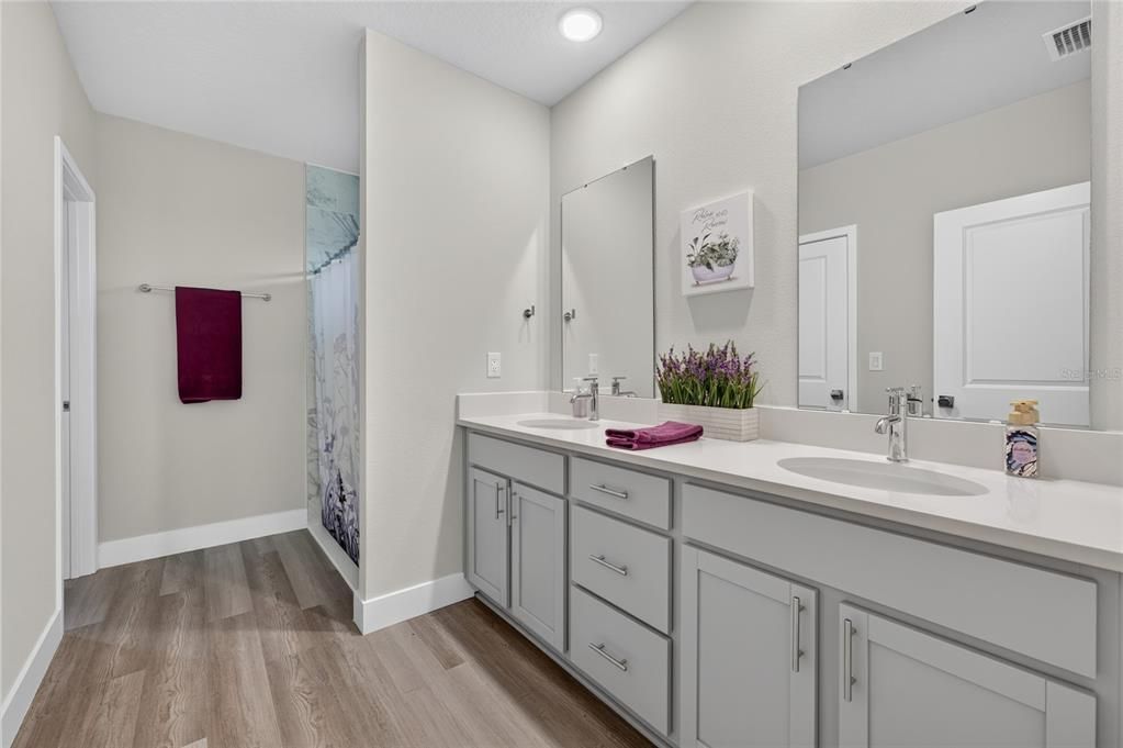 For Sale: $349,900 (3 beds, 2 baths, 1700 Square Feet)