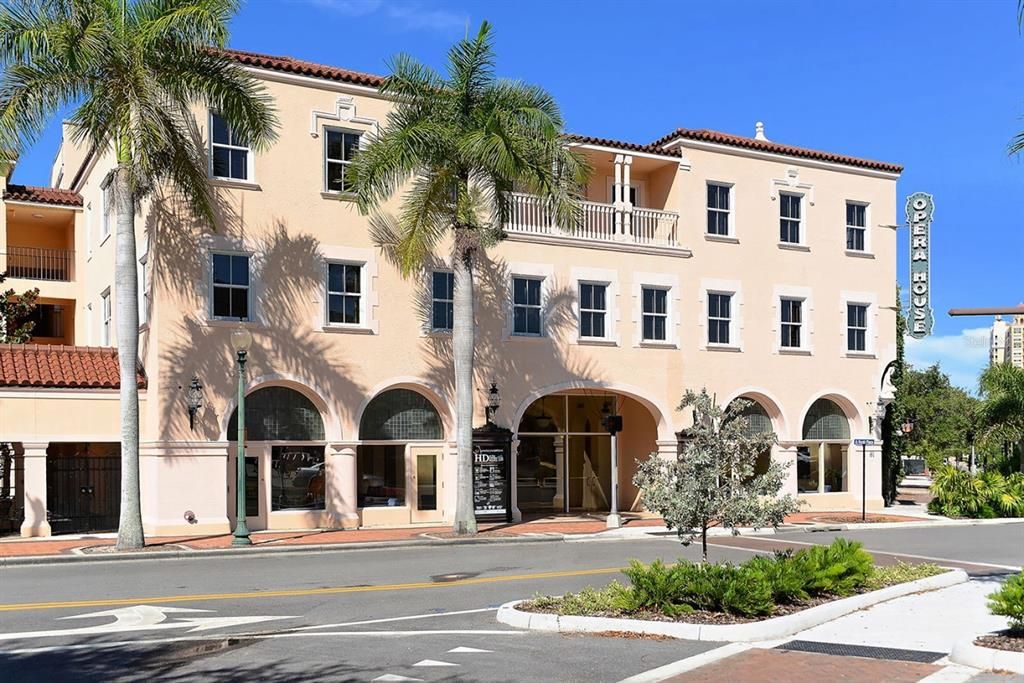 For Sale: $750,000 (2 beds, 2 baths, 1180 Square Feet)