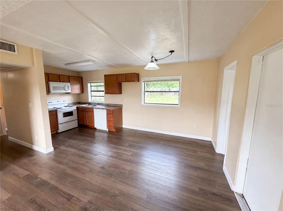 For Sale: $284,000 (3 beds, 2 baths, 946 Square Feet)