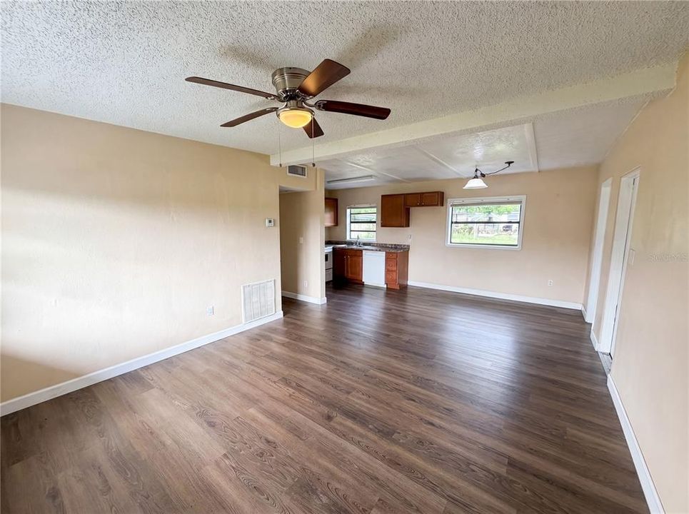 For Sale: $284,000 (3 beds, 2 baths, 946 Square Feet)