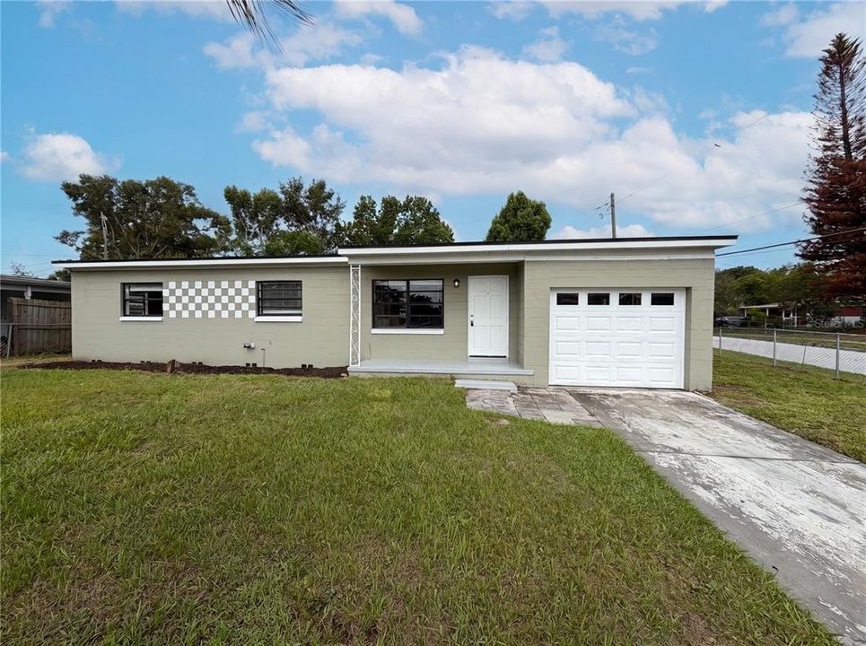 For Sale: $284,000 (3 beds, 2 baths, 946 Square Feet)