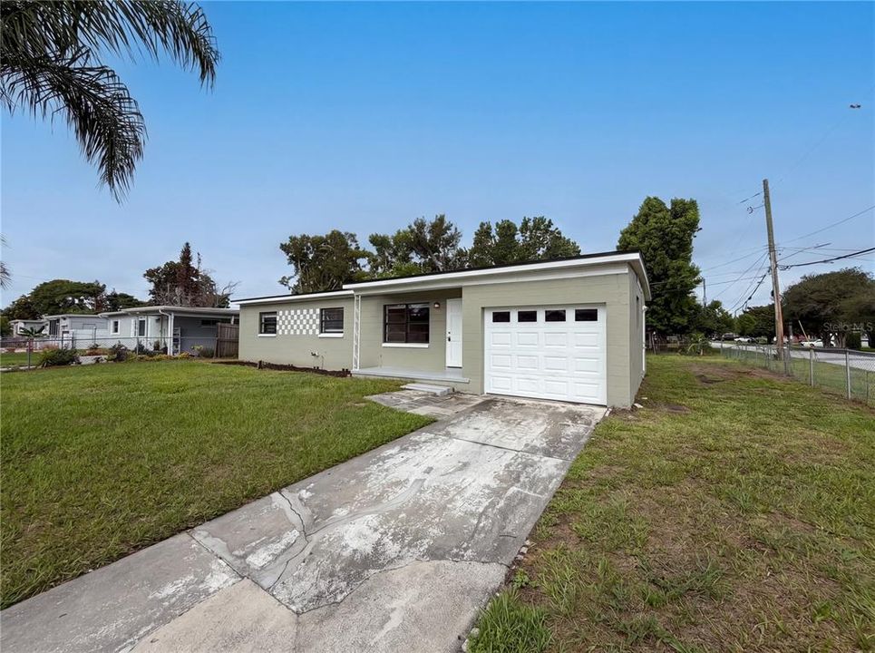 For Sale: $284,000 (3 beds, 2 baths, 946 Square Feet)