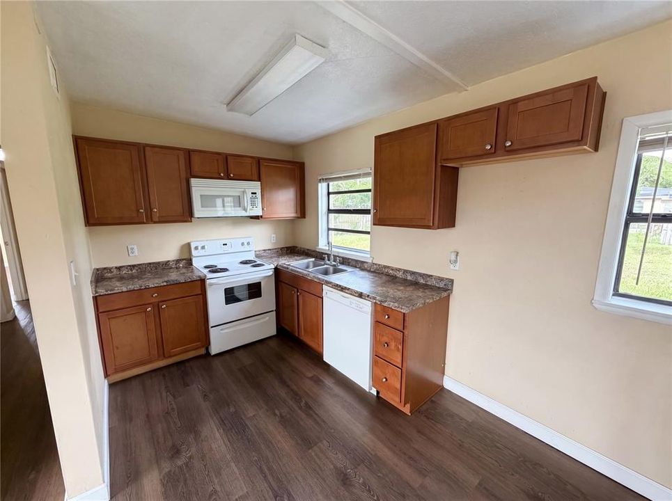 For Sale: $284,000 (3 beds, 2 baths, 946 Square Feet)