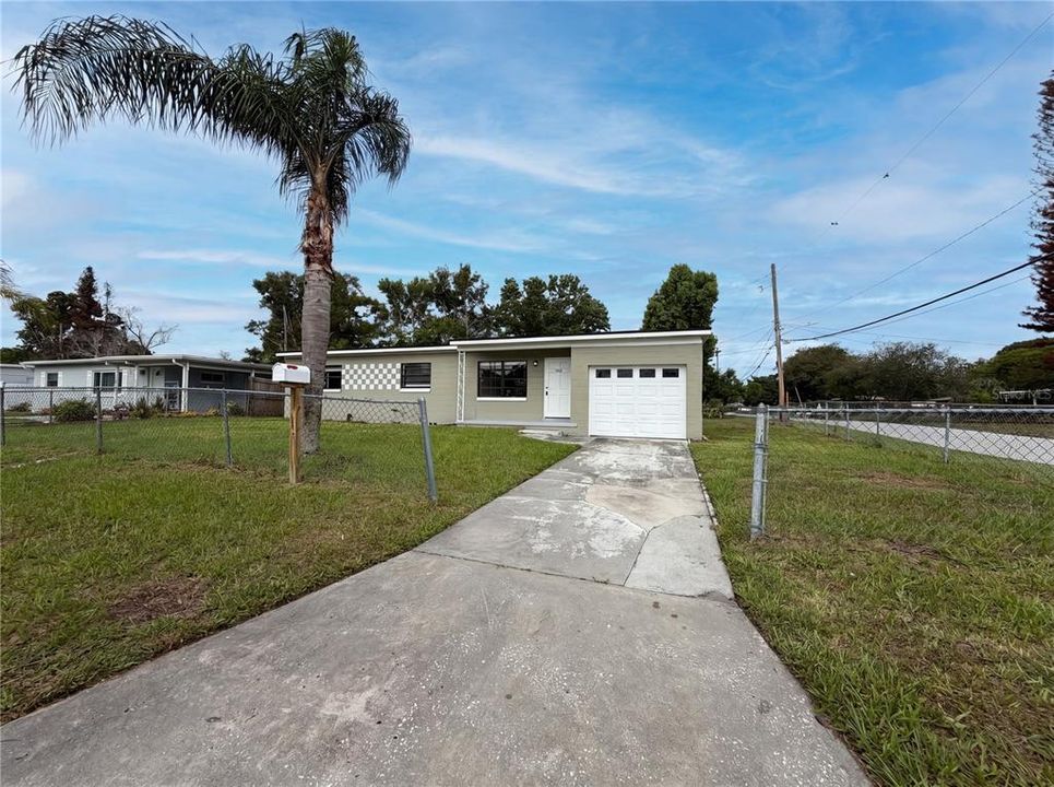 For Sale: $284,000 (3 beds, 2 baths, 946 Square Feet)