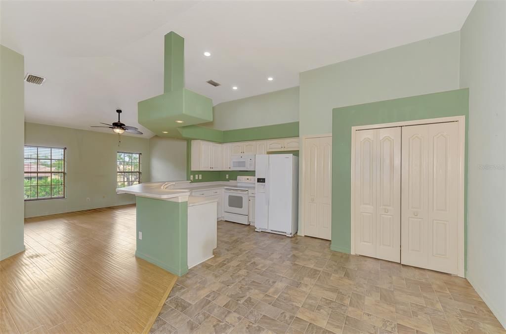 На продажу: $185,000 (2 спален, 2 ванн, 1148 Квадратных фут)