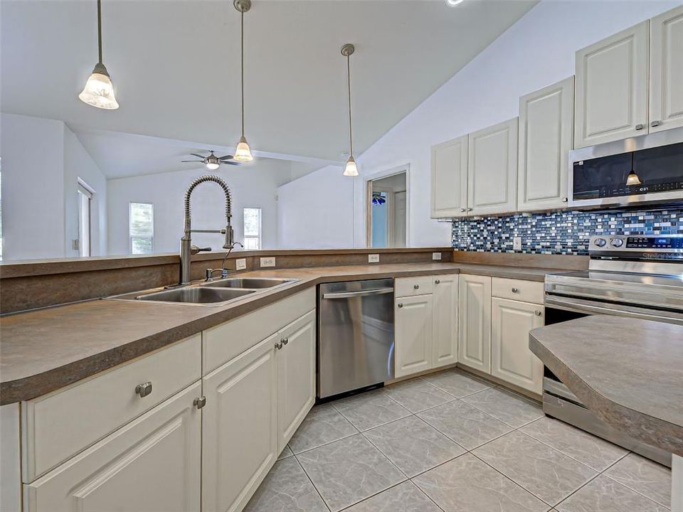 For Sale: $375,000 (3 beds, 2 baths, 1994 Square Feet)