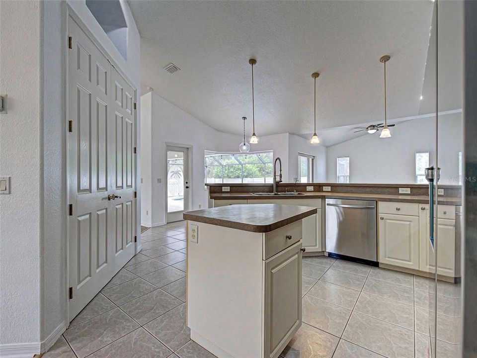 For Sale: $375,000 (3 beds, 2 baths, 1994 Square Feet)