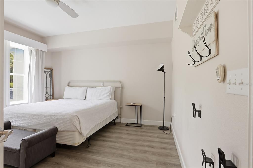 For Sale: $305,000 (3 beds, 2 baths, 1344 Square Feet)