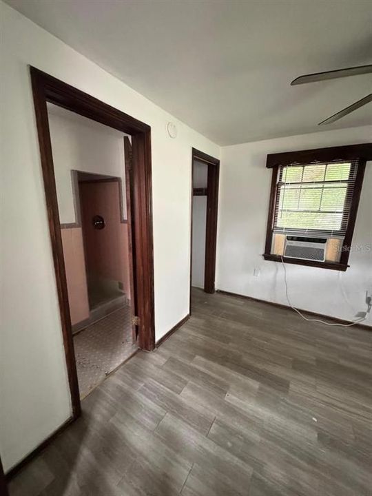 В аренду: $925 (1 спален, 1 ванн, 360 Квадратных фут)