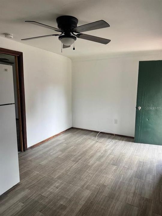 В аренду: $925 (1 спален, 1 ванн, 360 Квадратных фут)