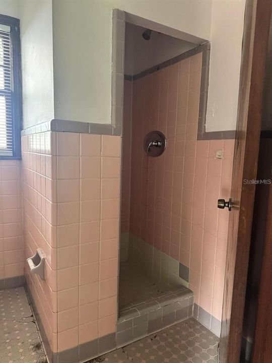 В аренду: $925 (1 спален, 1 ванн, 360 Квадратных фут)