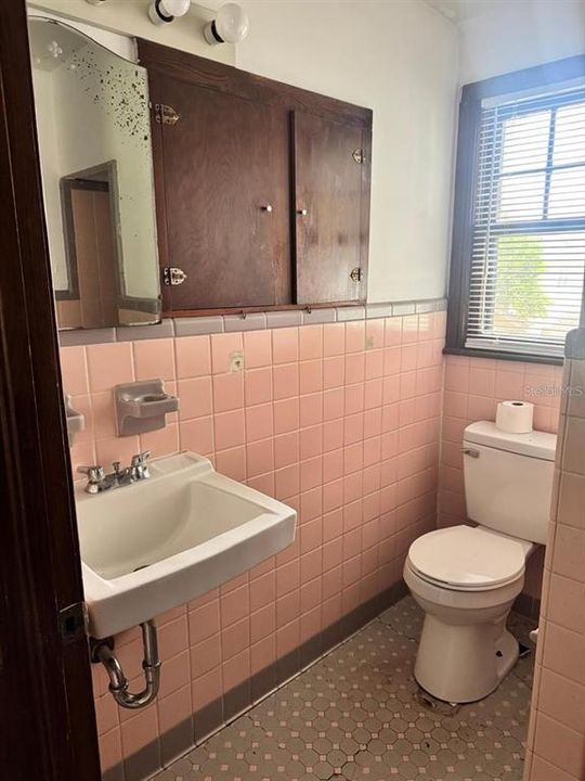 В аренду: $925 (1 спален, 1 ванн, 360 Квадратных фут)