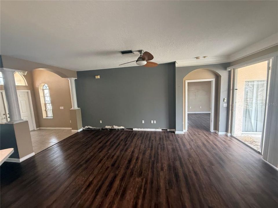 En Venta: $291,500 (4 camas, 2 baños, 2423 Pies cuadrados)