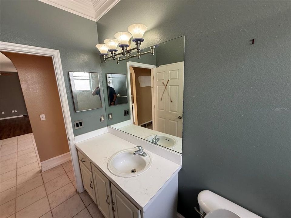 En Venta: $291,500 (4 camas, 2 baños, 2423 Pies cuadrados)