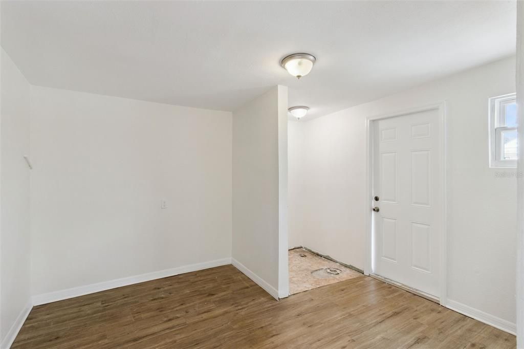 For Sale: $169,000 (3 beds, 1 baths, 979 Square Feet)