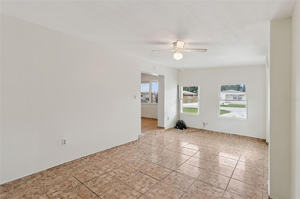 For Sale: $169,000 (3 beds, 1 baths, 979 Square Feet)