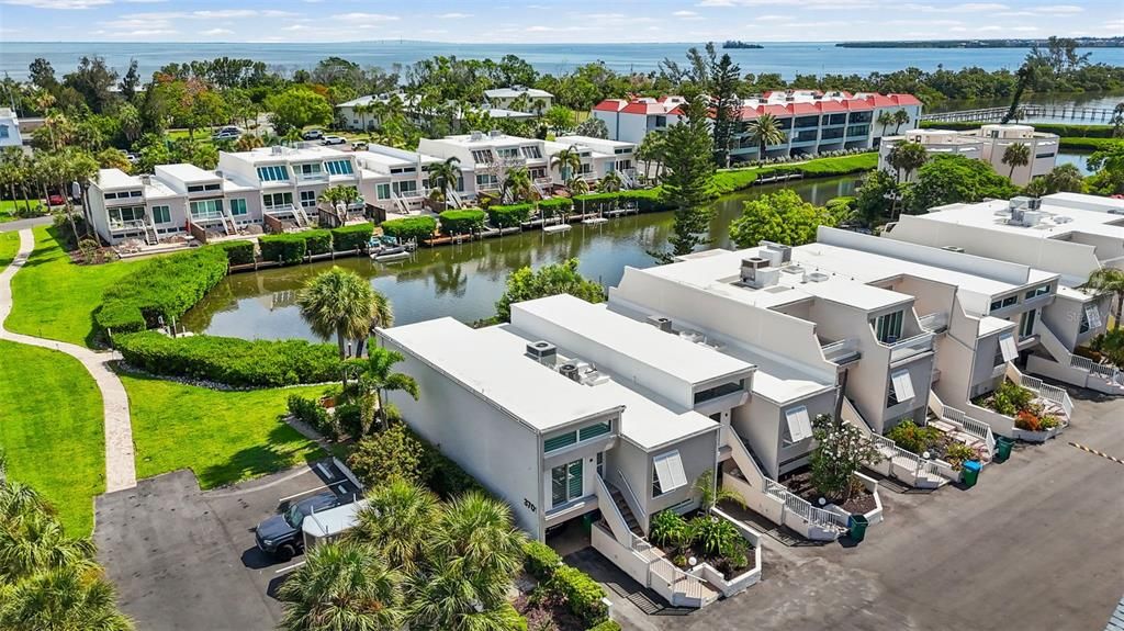 En Venta: $650,000 (3 camas, 3 baños, 2100 Pies cuadrados)