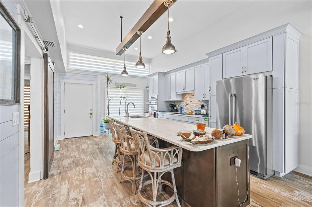 En Venta: $650,000 (3 camas, 3 baños, 2100 Pies cuadrados)