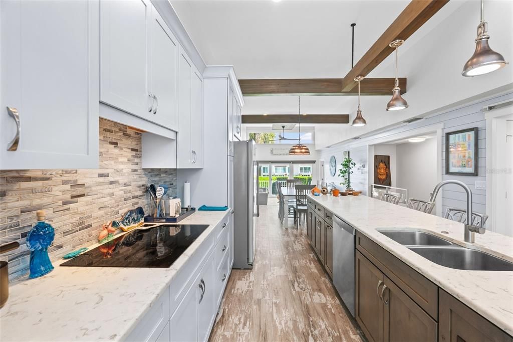 En Venta: $650,000 (3 camas, 3 baños, 2100 Pies cuadrados)