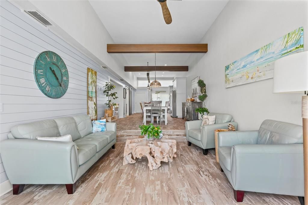 En Venta: $650,000 (3 camas, 3 baños, 2100 Pies cuadrados)