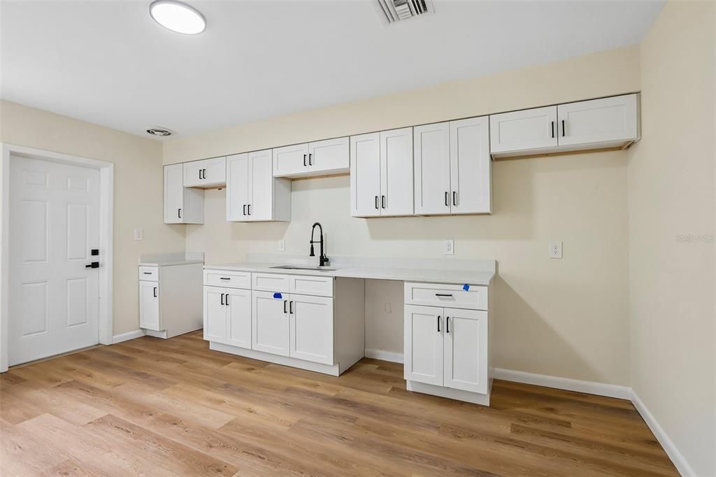 For Sale: $299,000 (2 beds, 1 baths, 864 Square Feet)