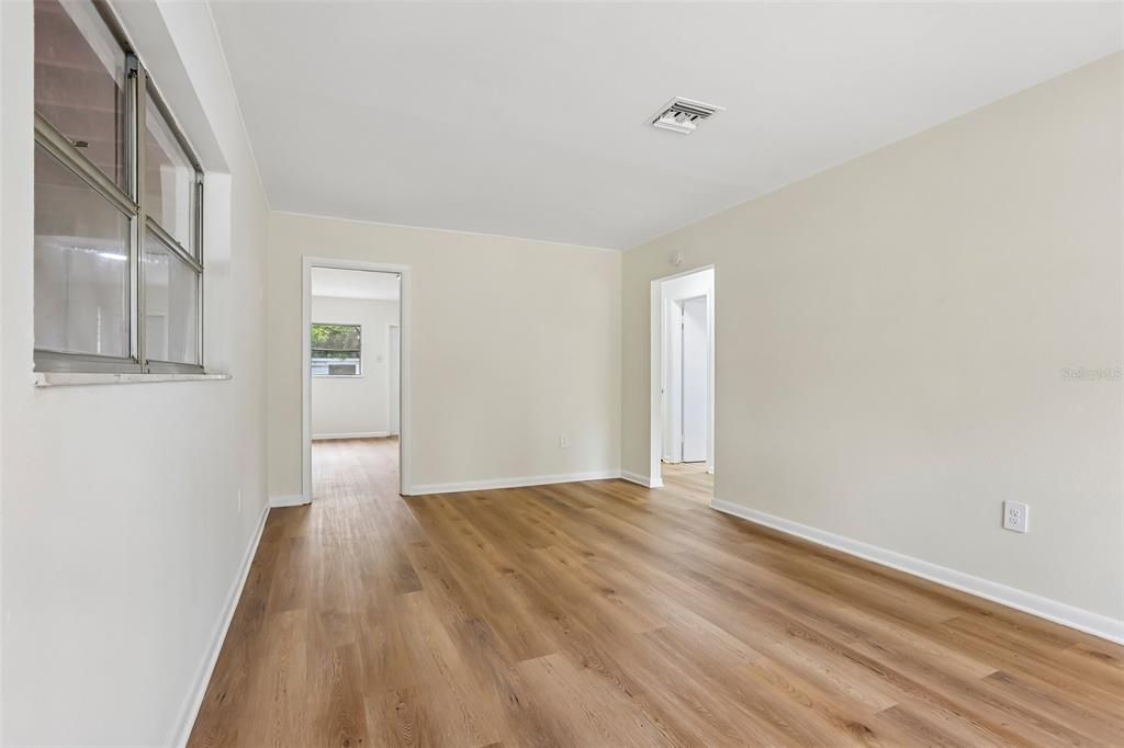For Sale: $299,000 (2 beds, 1 baths, 864 Square Feet)