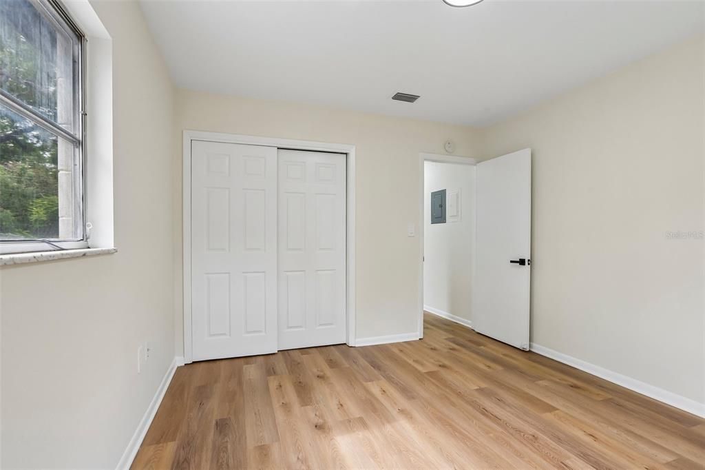 For Sale: $299,000 (2 beds, 1 baths, 864 Square Feet)