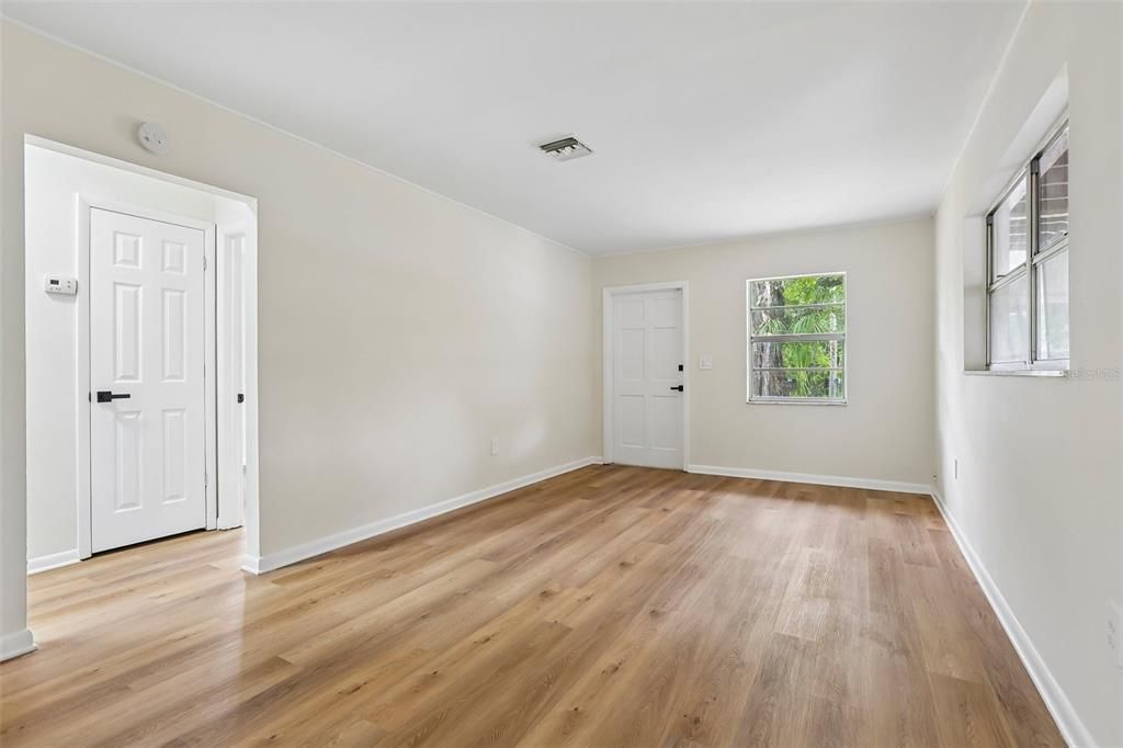 For Sale: $299,000 (2 beds, 1 baths, 864 Square Feet)