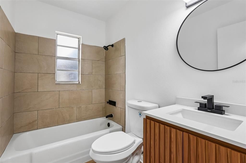 For Sale: $299,000 (2 beds, 1 baths, 864 Square Feet)