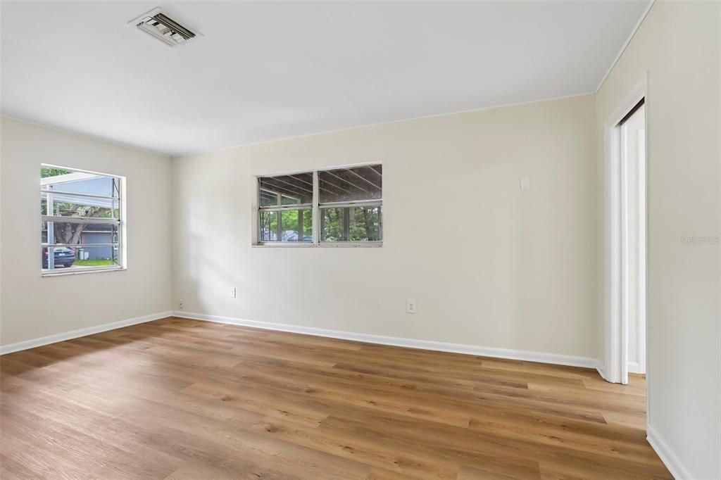 For Sale: $299,000 (2 beds, 1 baths, 864 Square Feet)