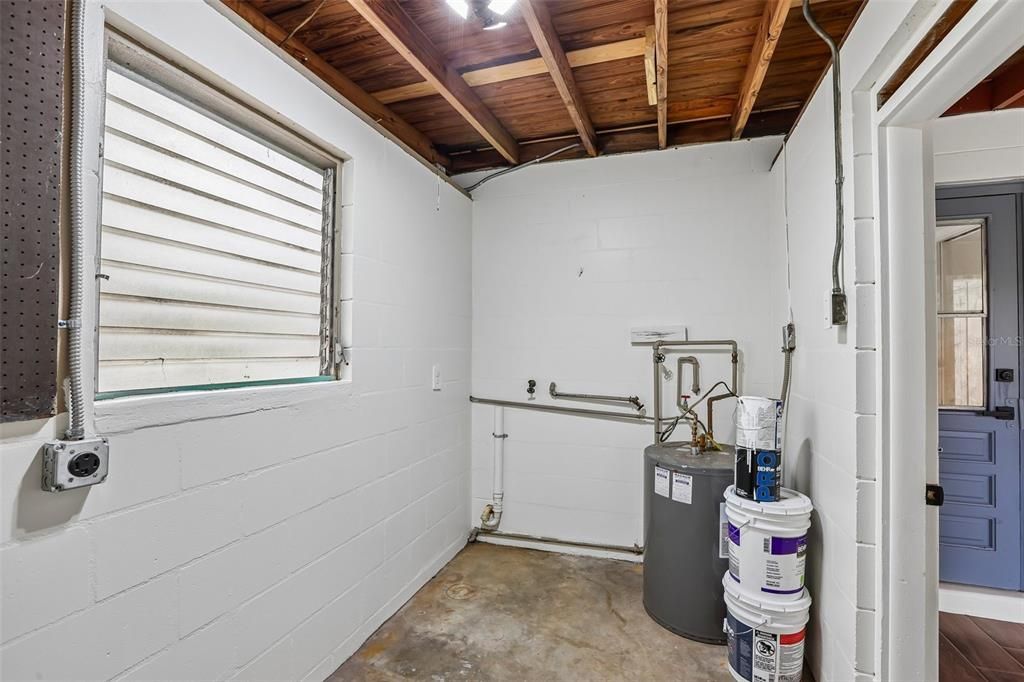 For Sale: $299,000 (2 beds, 1 baths, 864 Square Feet)