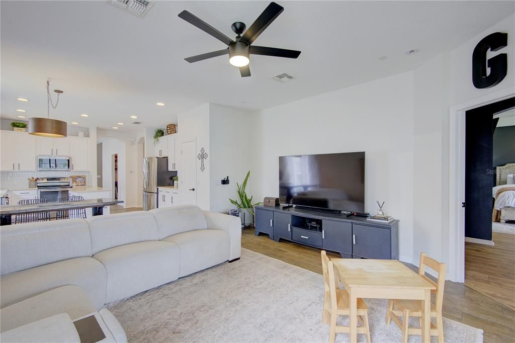 En Venta: $469,000 (3 camas, 2 baños, 1987 Pies cuadrados)