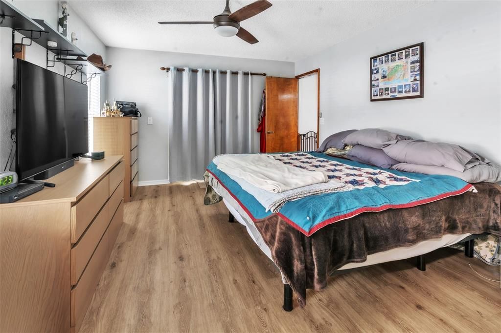 En Venta: $429,900 (4 camas, 2 baños, 1638 Pies cuadrados)