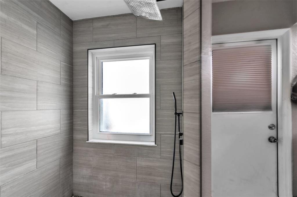 En Venta: $429,900 (4 camas, 2 baños, 1638 Pies cuadrados)