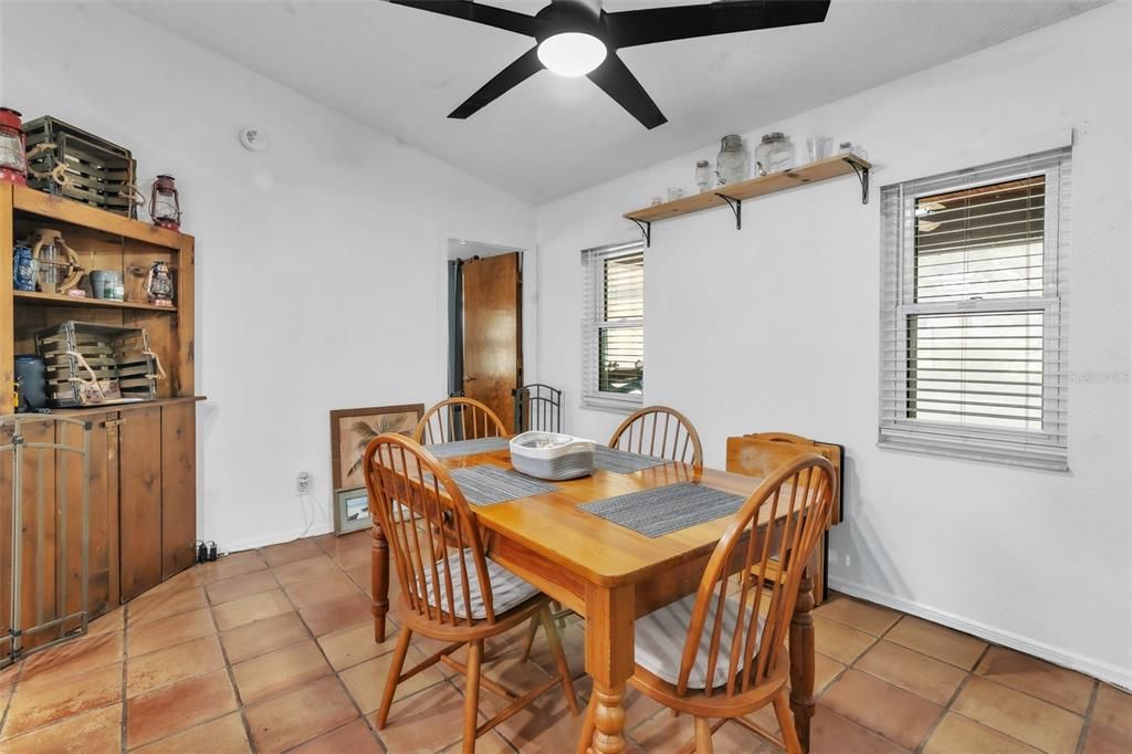 En Venta: $429,900 (4 camas, 2 baños, 1638 Pies cuadrados)