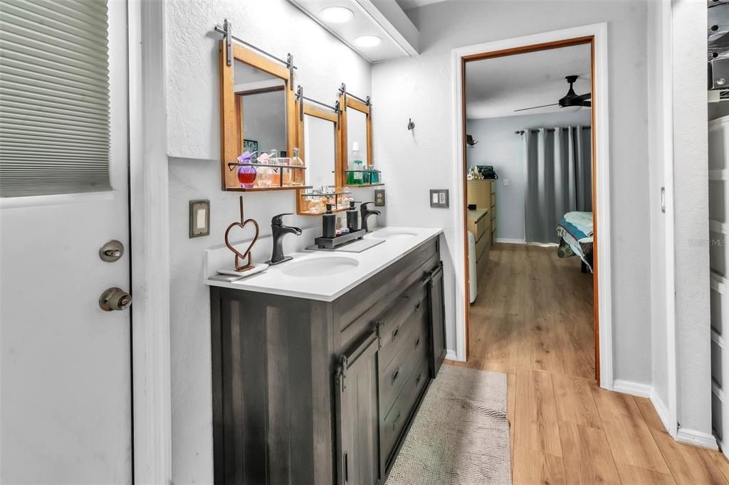 En Venta: $429,900 (4 camas, 2 baños, 1638 Pies cuadrados)