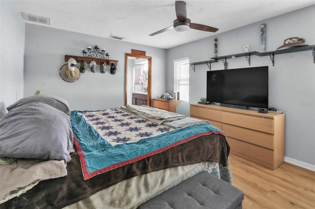 En Venta: $429,900 (4 camas, 2 baños, 1638 Pies cuadrados)