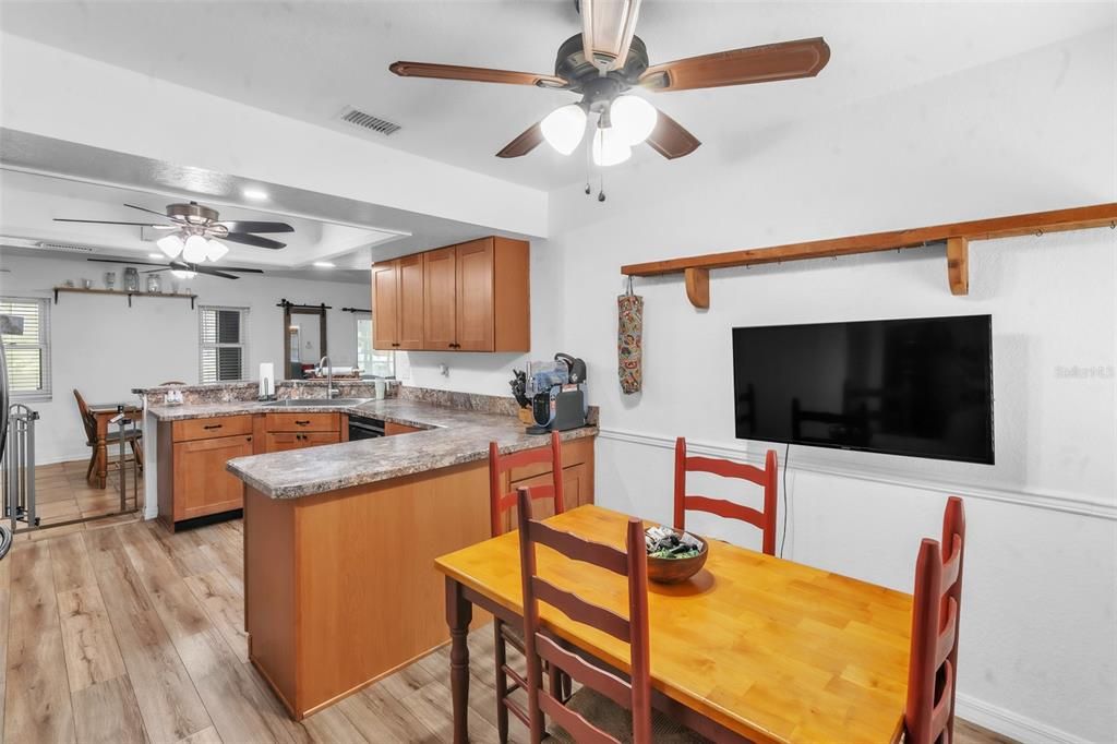 En Venta: $429,900 (4 camas, 2 baños, 1638 Pies cuadrados)