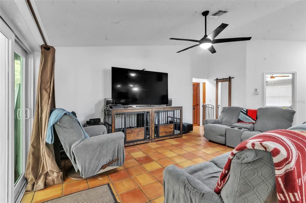 En Venta: $429,900 (4 camas, 2 baños, 1638 Pies cuadrados)