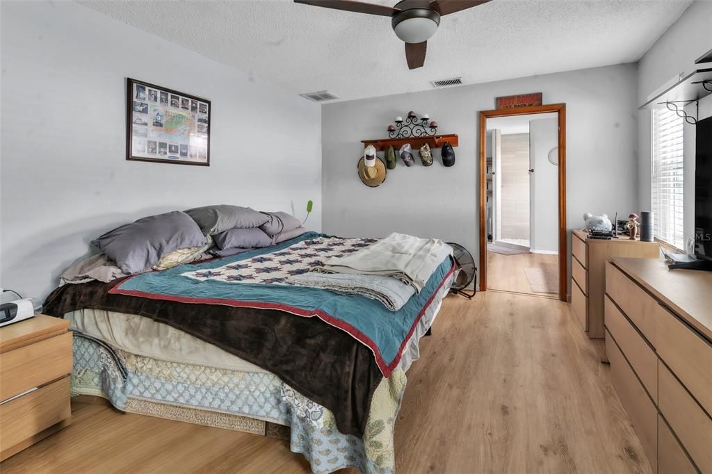 En Venta: $429,900 (4 camas, 2 baños, 1638 Pies cuadrados)
